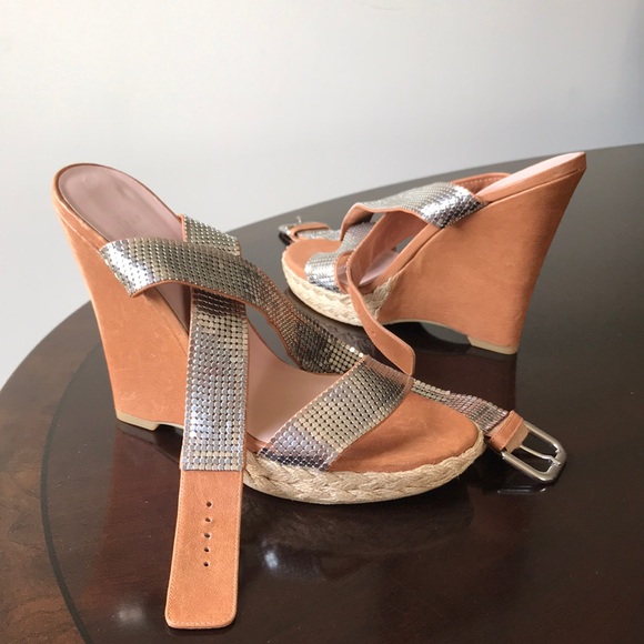 Stuart Weitzman Metal platted Alex crochet Wedges - Picture 4 of 8